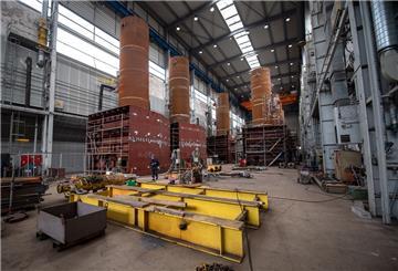 In einer Halle der Werft Fosen Yard Emden wird an Bauteilen für Lachsfarmen gearbeitet. 