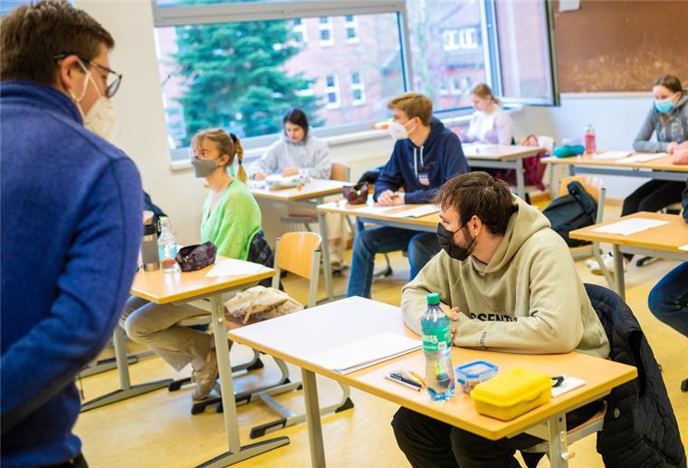 Schüler sitzen in einem Unterrichtsraum eines Gymnasium