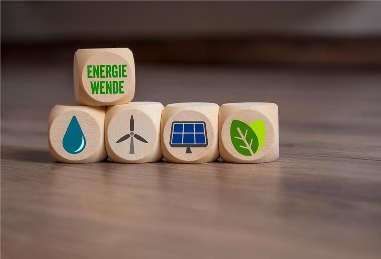 Sonne, Erdwärme, Biomasse:
Die passende erneuerbare Energiequelle für das Eigenheim finden Würfel