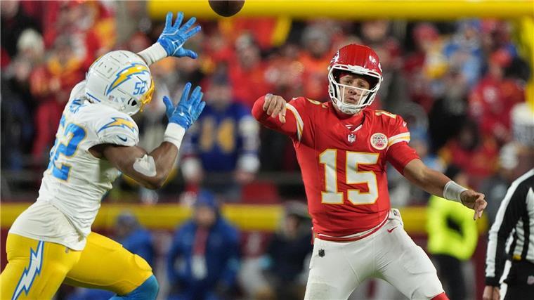 Nächster knapper Sieg: Chiefs gewinnen NFL-Division Die engen Spiele gefallen Patrick Mahomes nicht sonderlich - obwohl die Chiefs sie meistens gewinnen.