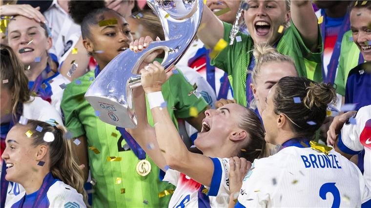 Die englische Fußballerin Chloe Kelly schwärmte nach dem gewonnenen Finale von ihrer Trainerin.