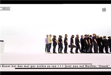 Joko und Klaas stehen in einer Schlange an.