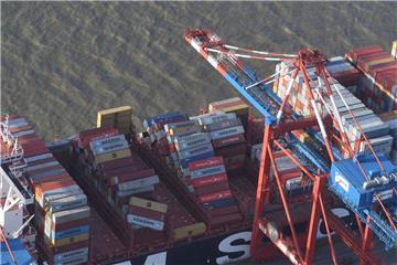 Die Entladung der "MSC Zoe" an der Stromkaje ist schwierig.