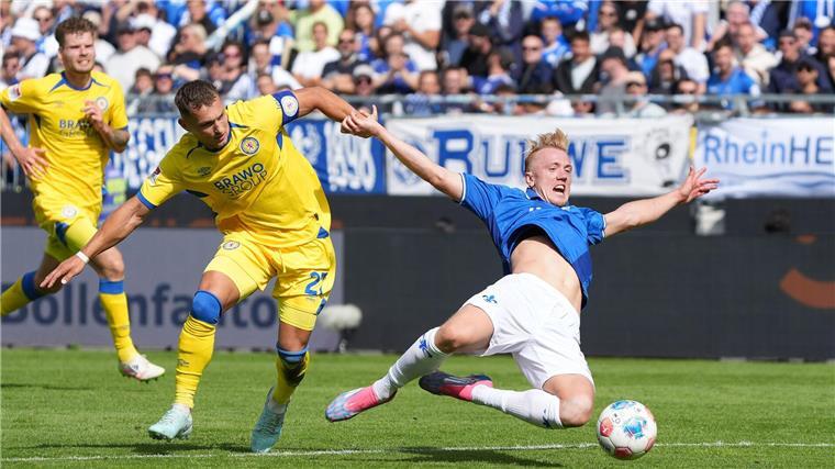 Die entscheidende Szene: Braunschweigs Kapitän Sven Köhler foult Darmstadts Stürmer Isac Lidberg und sieht dafür die Rote Karte.