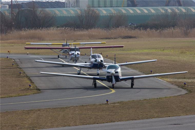 Kein Urteil: Die Entscheidung über die Klage gegen die Schließung des Flugplatzes Luneort wurde am Dienstag vertagt. Das Oberverwaltungsgericht forderte die Kontrahenten zur Einigung auf.