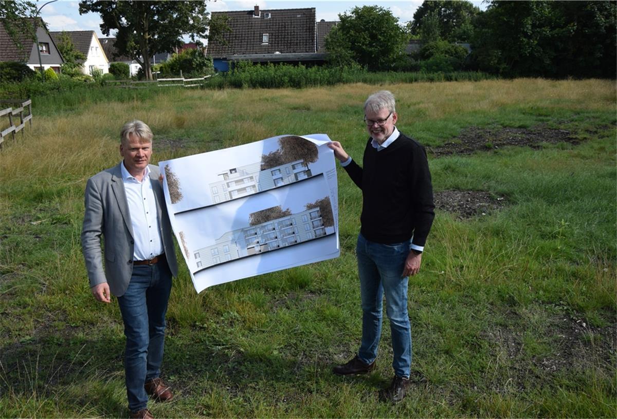 Surheide: Start frei für 20 barrierefrei Wohnungen Stäwog-Chef Sieghard Lückehe und Architekt Wilke-Bernd Wiedenroth zeigen eine Ansicht von dem Gebäudekomplex.