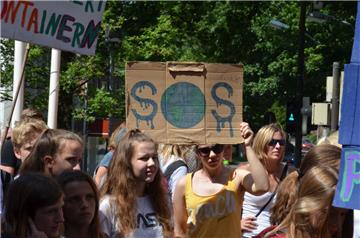 Die Erde funkt SOS. Diese Botschaft geht von „Fridays for Future“ aus. In Zeven 
(Foto) fand im Juni eine erste Demo statt 