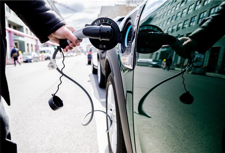 Interesse an E-Autos in der Region steigt Die Erfahrung von Autohändlern ist, dass für diejenigen, die sich selbst eine Ladestation installieren lassen können, der Umstieg auf ein E-Auto leichter ist.