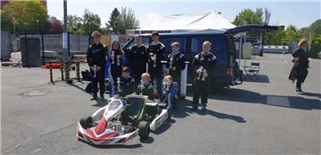 Die erfolgreichen Kartfahrer wurden nach dem Meisterschaftslauf mit Pokalen geehrt.