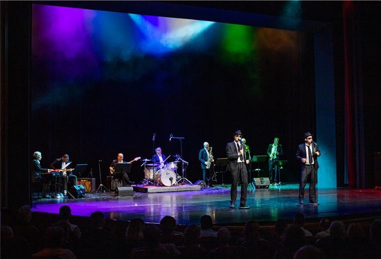 Ovationen: Bremerhaven feiert Intendant Mokrusch Die erfolgreichste Musical-Produktion unter Mokruschs Intendanz waren die "Blues Brothers": Daran erinnerten mit der Band Marc Vinzing (l.) und Henning Bäcker.