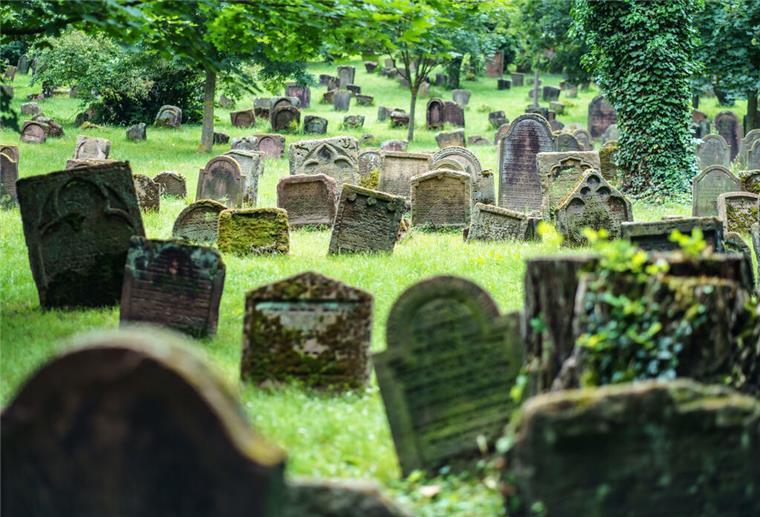 Bremerhaven plant Erhöhung der Friedhofsgebühren Zahlreiche Grabsteine stehen auf dem Friedhof «Heiliger Sand» in Worms.