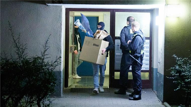 Die Ermittler beschlagnahmten mehrere Tausend Asservate, darunter Waffen, Bargeld und digitale Medien. (Archivfoto)