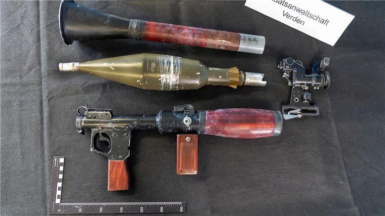 Die Ermittler gehen davon aus, dass Klette und ihre Komplizen diese Waffen und die Attrappe einer Panzerfaust bei Überfallen einsetzten. 