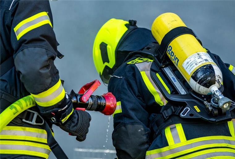 Stallungen in Stinstedt brennen nieder - mindestens eine Kuh verendet Feuerwehrleute bereiten einen Löschangriff vor.