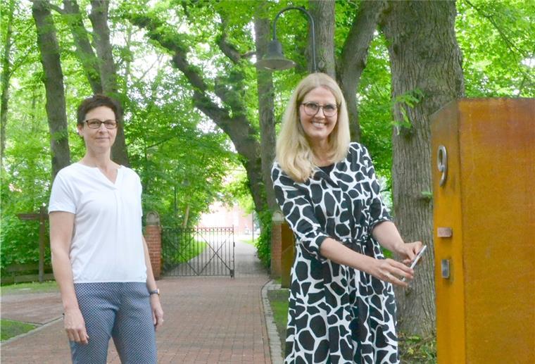 Die Erneuerung der Burgallee in Hagen ist nur eines der Leader-Projekte. Bia Lutfi (links) und Stephanie Allmers-Stoessel vom Heimat- und Kulturverein freuen sich, dass ihr Herzensprojekt „Geschichte erleben“ abgeschlossen ist. 