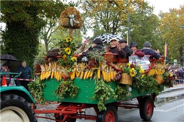 Die Erntewagenparade zog durch die Zevener Innenstadt.