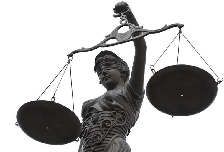 BGH: Auch Großeltern können unterhaltspflichtig werden Statue der Justitia