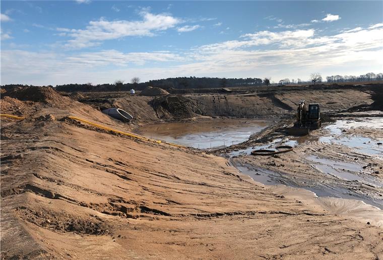 Zevener Industriegebiet in Aspe wächst weiter Die Erschließungsarbeiten am Industriegebiet Hexenberg im Zevener Süden schreiten voran. Hier wird das Regenwasser-Rückhaltebecken ausgebaggert.