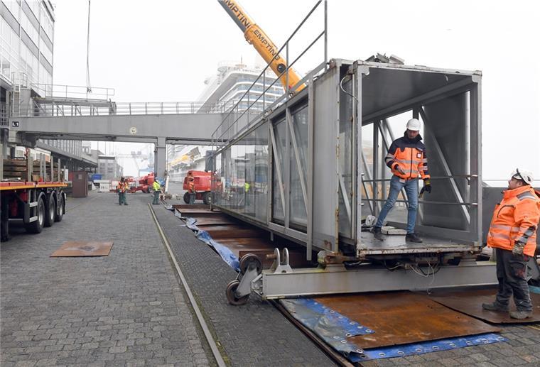 Columbuskaje: Passagierbrücken werden abgerissen Arbeiten an der Columbuskaje. Die erste der drei Passagierbrücken wird abgebaut.