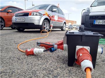 Die erste Etappe ist geschafft: In Bremen tanken die Autos neuen Strom.