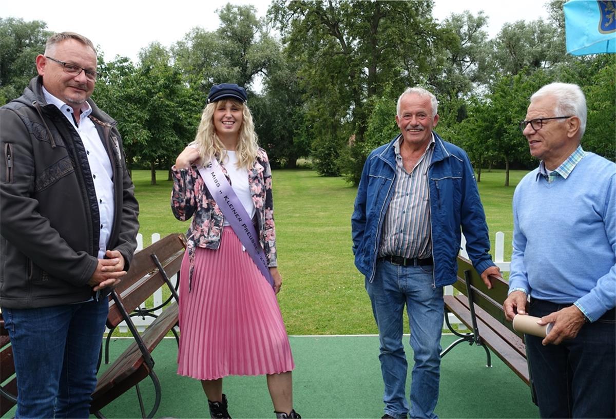 Die erste Miss „Kleiner Preuße“, Cassandra Herberger, darf ein weiteres Jahr den hübschen kleinen Wremer Leuchtturm repräsentieren. Mit ihr freuen sich Jens Itjen (von links), Hanke Pakusch und Günter Strohauer.