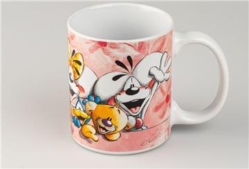 Eine Diddl-Tasse steht auf einem Tisch.