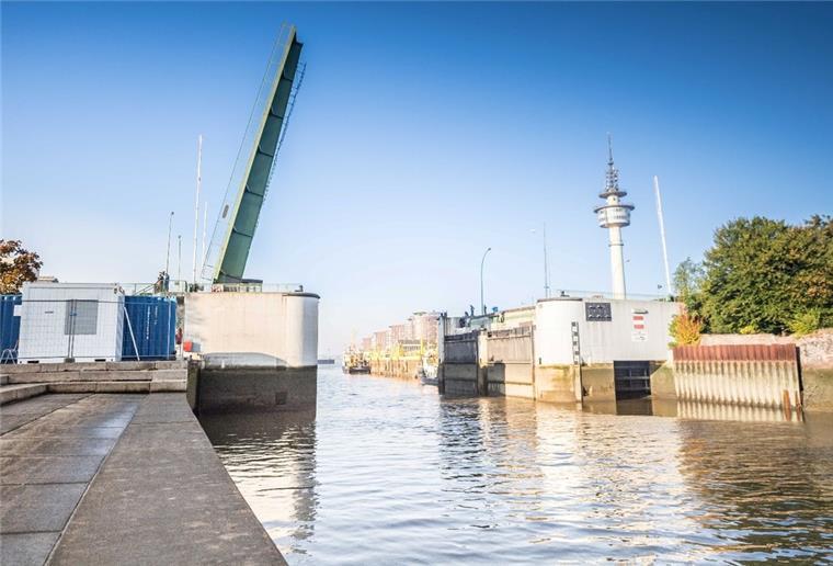 Die Kennedybrücke in Bremerhaven ist hochgeklappt. 