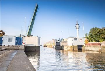 Die Kennedybrücke in Bremerhaven ist hochgeklappt. 