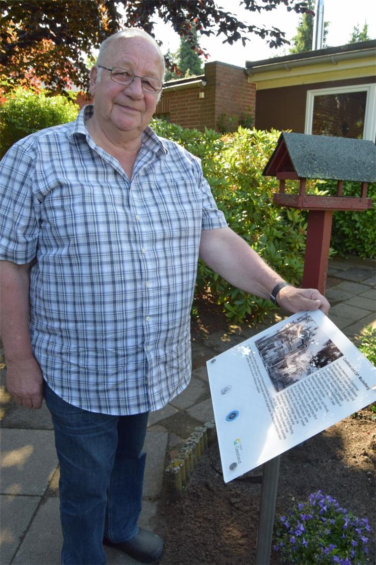 Die erste Tafel ist da, 16 weitere folgen bis August: Ortsheimatpfleger Heinz Wilhelm Schnut freut sich, dass der "Erinnerungsspaziergang" durch Langen bald Wirklichkeit ist.