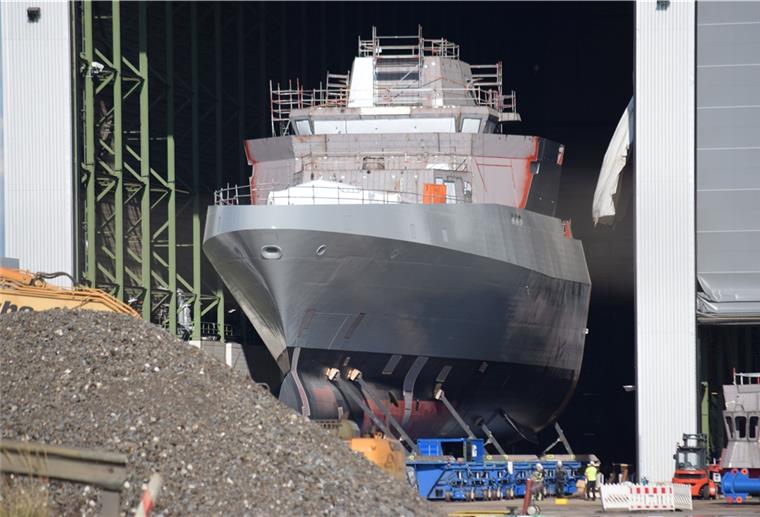 Fregatte im Fischereihafen nimmt Formen an Die erste von drei Fregatten für die ägyptische Marine nimmt Form an. Am späten Freitagnachmittag verließ die vordere Sektion die Lunehalle II.