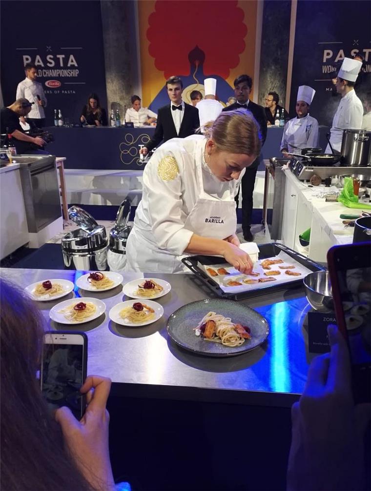 Zora Klipp aus Zeven kocht sich in die nächste WM-Runde Die erste WM-Runde hat Zora Klipp in Paris überstanden. Sie kochte Spaghetti mit Rote Beete, Ziegenkäse und Birne.