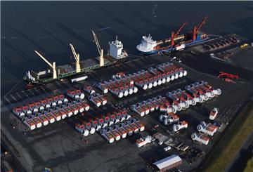 Die ersten 14 von rund 120 Maschinenhäusern für Offshore Windanlagen in Taiwan und Großbritannien werden in dieser Woche im Hafen vor der Cuxhavener Produktionsstätte von Siemens Gamesa verladen.