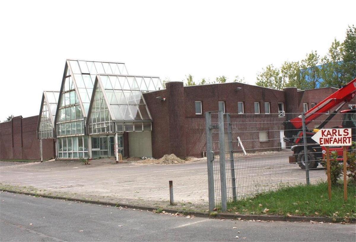 Ab geht die wilde Fahrt: Karls Erlebnis-Dorf soll am 15. Mai eröffnen Die ersten Arbeiten für die geplante Markthalle auf dem Gelände von Karls Erlebnis-Dorf sind gelaufen.