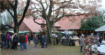 Die ersten Besucher kommen auf den Weihnachtsmarkt