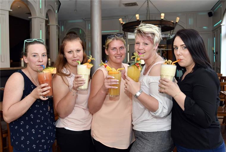 Endlich ist Eröffnung: "Luna" löst die "Bodega" ab Die ersten Cocktails sind gemixt: Ivonne Striebe, Janine Roder, Sabrina Aydogar, Kim Grychtol und Sarah Almonte Luna (von links) lassen es sich schmecken.