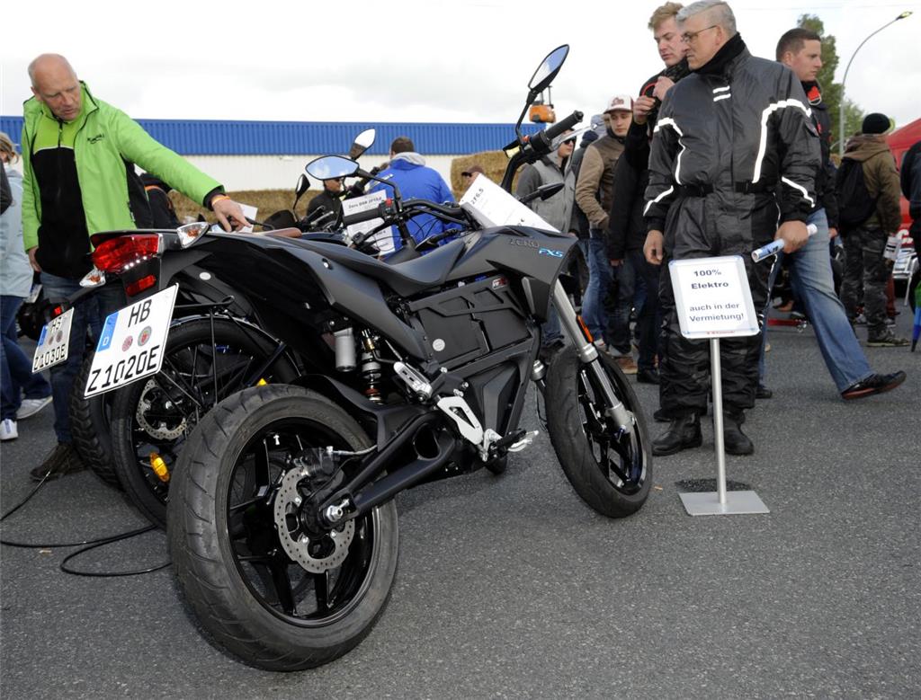 Die ersten E-Motorräder sind auf der Händlermeile zu sehen.