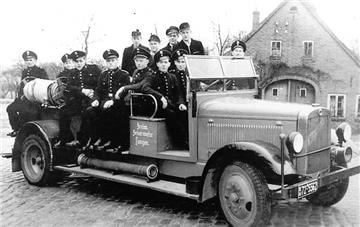 Die ersten Einsatzwagen der Feuerwehr waren noch offene Vehikel.