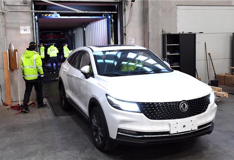 Autos kommen aus China per Zug in den Hafen Die ersten „Glory Fengon“ sind mit dem Zug in Bremerhaven angekommen. Vier Neuwagen passen in einen Container.