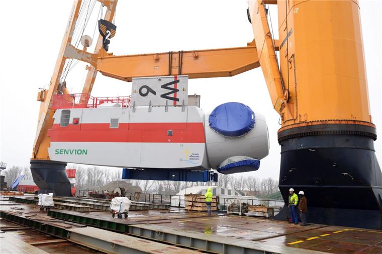 Bremerhaven: Senvion liefert Turbinen für Offshore-Windpark aus Die ersten Gondeln für den Windpark "Trianel Borkum II" werden verladen. Foto Scheer