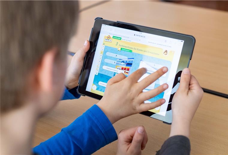 Bremerhaven: Vorerst keine Tablets, da die Schutzhülle fehlt Die ersten Klassen sind in Quarantäne, aber der Digitalunterricht muss bislang ohne die zugesagten iPads stattfinden.