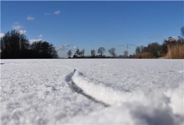 Die ersten Kufenflitzer haben bereits ihre Spuren im Schnee auf dem Eis des Seenparks in Nordenham hinterlassen. Die DLRG warnt allerdings vor dem Betreten von Eisflächen wie denen im Seenpark, die noch nicht freigegeben sind.