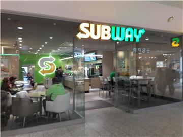 Die ersten Kunden essen im neuen Bremerhavener Subway.