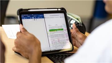 Die ersten Leih-Tablets für Schülerinnen und Schüler sollen in Niedersachsen im Jahrgang 7 eingeführt werden. (Symbolbild)