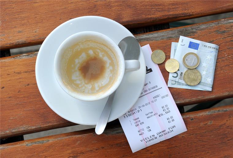 Niedersachsen: Restaurants erheben Energiepauschale von Gästen Eine Kaffeetasse mit einem Zahlungsbeleg steht auf einem Restauranttisch.