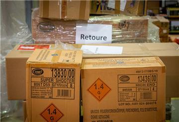 Kisten mit der Aufschrift "Retoure" stapeln sich.
