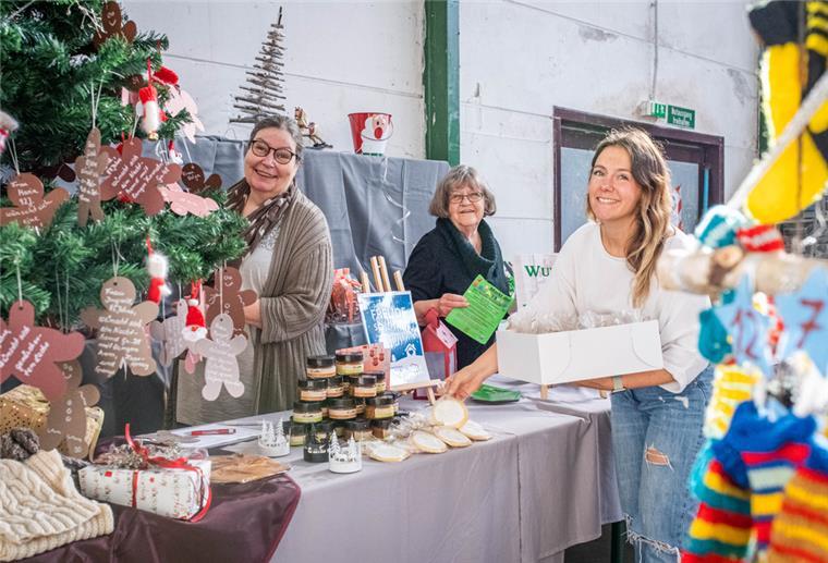 Bremerhaven: Kreativmarkt für den guten Zweck Drei Frauen stehen neben einem Wunschbaum.
