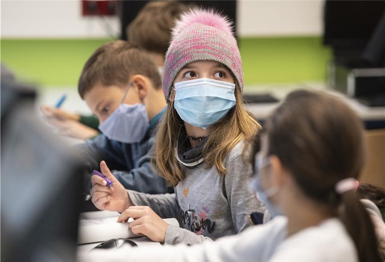 Aerosol-Experte: Masken passen den Kindern nicht Die Erwachsenen-Masken passen den Kindern nicht und helfen deshalb wenig, sagte der Aerosol-Forscher Gerhard Scheuch in der Bildungsdeputation.