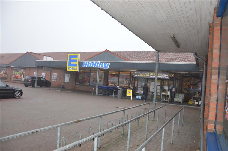 Streit um Edeka-Markt in Langen: Kammer lädt zum Gespräch ein Die Erweiterung des Edeka-Marktes Holling in Langen (Foto) bleibt Wunsch der Stadt Geestland auf dem Weg zur kaufkräftigen Kommune. In Bremerhaven ist man dagegen, weil Kaufkraftverluste befürchtet werden. Die Handelskammer hat die Streitenden an einen Tisch gebeten