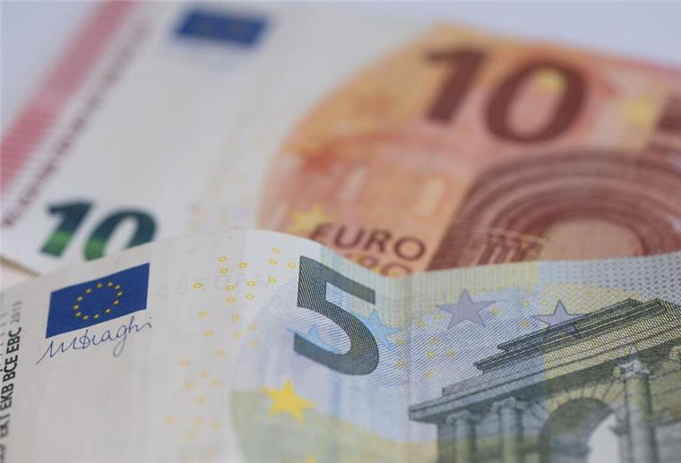 Erziehungsrente für Geschiedene: So sichert ihr euch bis zu 1.038 Euro Euro-Geldscheine bilden die Summe von 15 Euro. Die Erziehungsrente hilft Geschiedenen mit Kindern – ab rund 1038 Euro zählt jedes Einkommen.