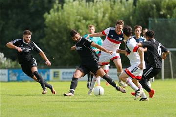 Die Esenshammer (schwarze Trikots) ließen dem 1. FC Nordenham am ersten Spieltag der Fusionsliga keine Chance und gewannen nach einer 4:0-Führung mit 4:2.